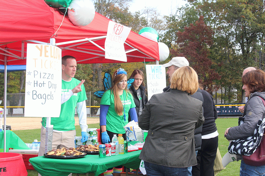 (From left) Mr. Buchanan, Kyra Gynegrowski and Olivia Jones help distributing food at a previous homecoming.