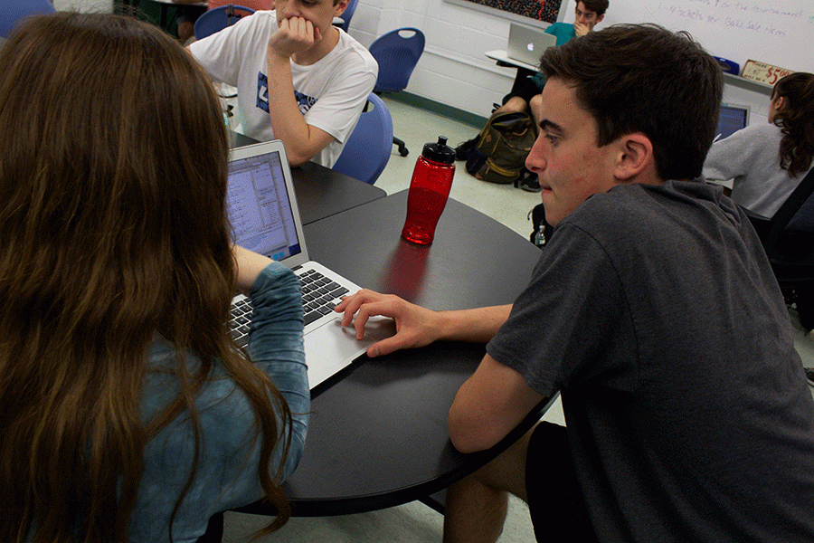 PV senior and Honors Computer Science TA Sam Pitkowsky assists a peer in class. 