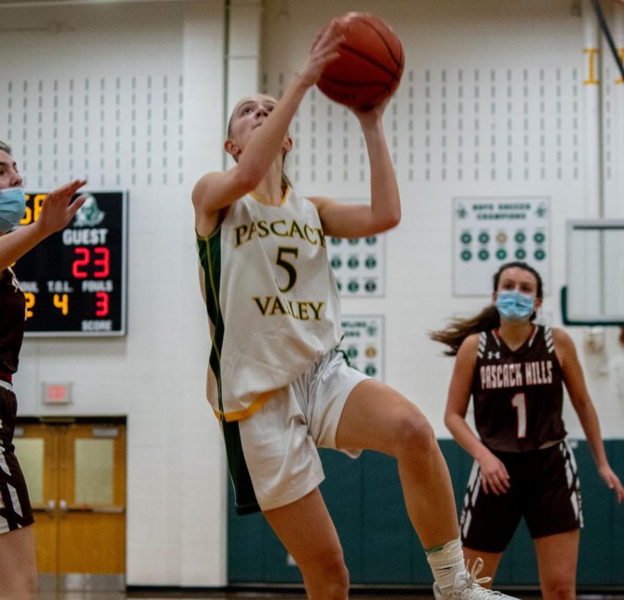 Kelly+Andreasen+goes+for+a+layup+against+Pascack+Hills.+Andreasen+is+one+of+many+seniors+looking+to+lead+Valley+in+2021.