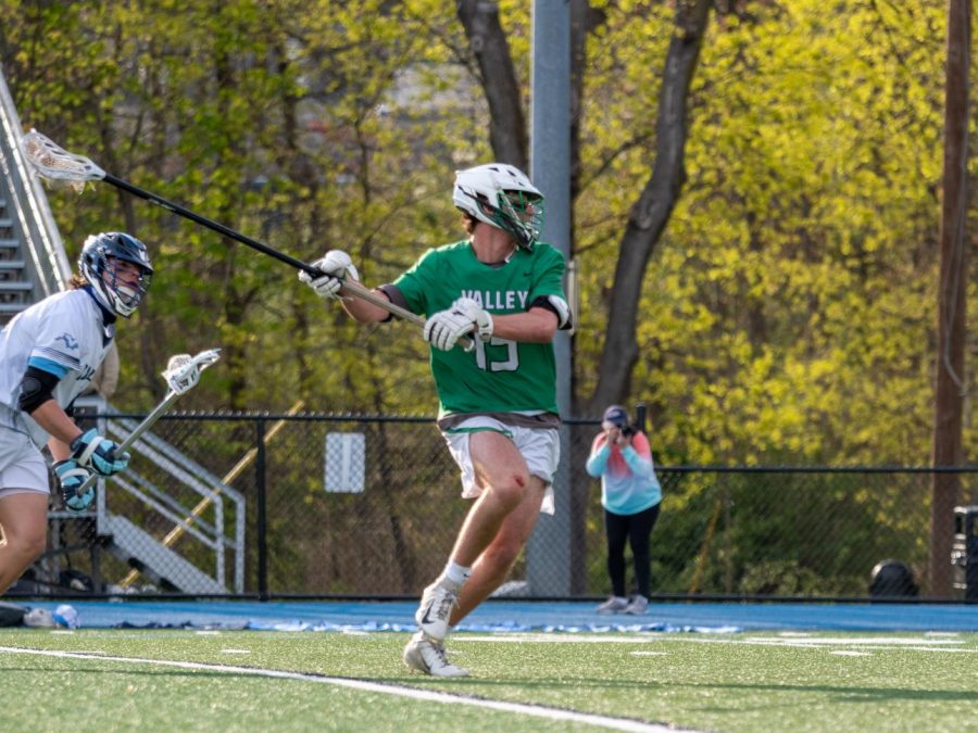 Jared+Cohen+attempts+to+keep+the+ball+away+from+his+opponent.+The+boys+lacrosse+team+will+look+to+reach+the+goals+set+by+coach+Matthew+Will.