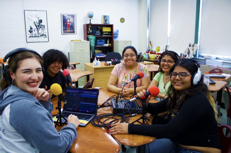 Students+in+the+club+La+Hora+Del+Cafe+recording+their+podcast.+
