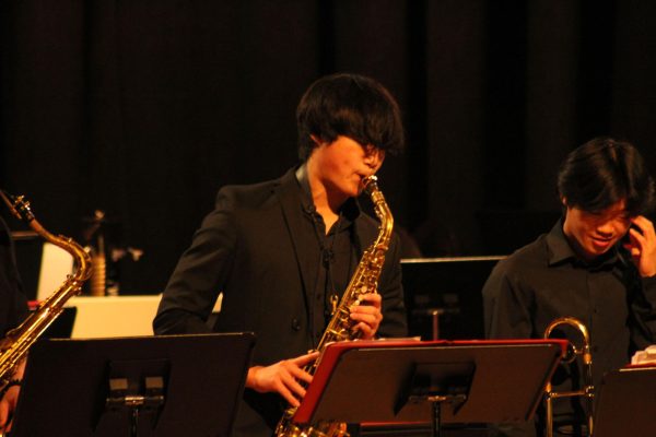 Ming-Yang Qin plays the saxophone. 