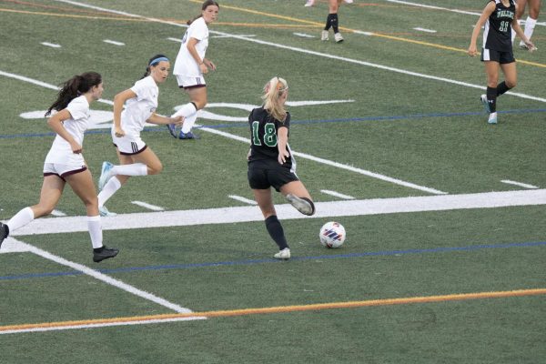 Emma Sandt passes the ball.