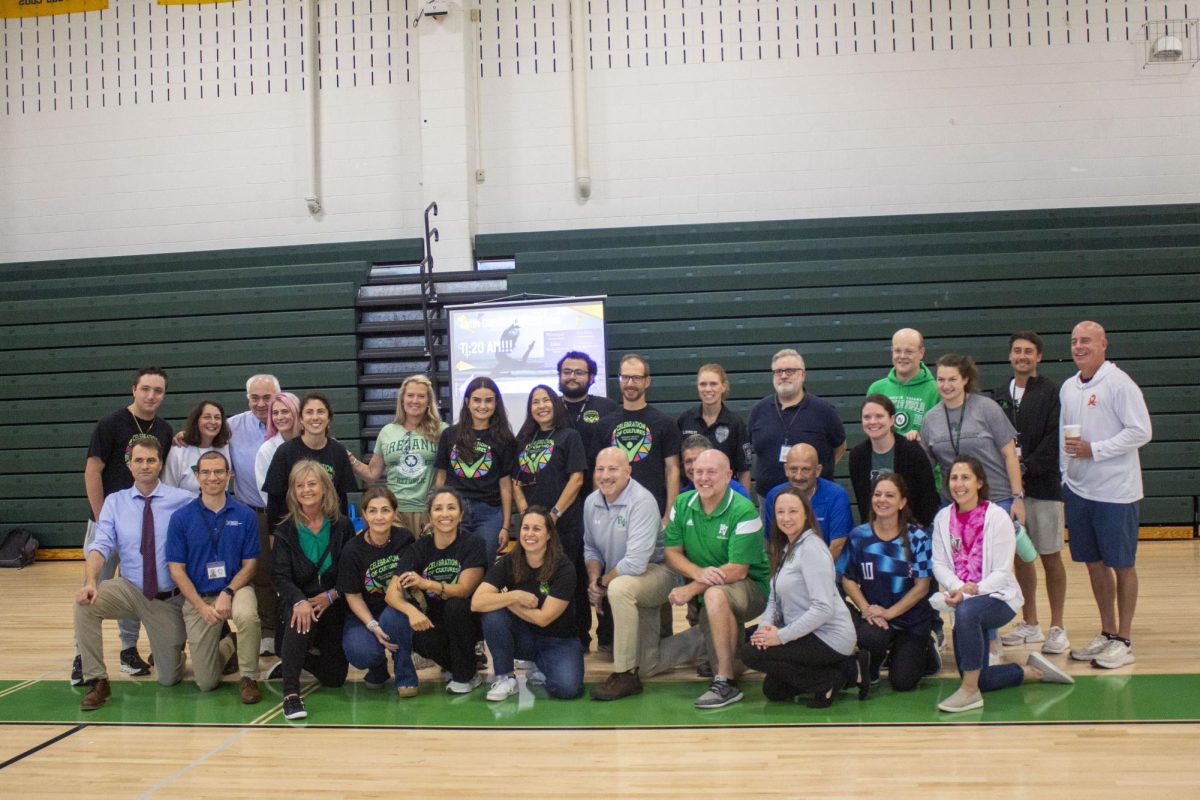 Teachers take a group picture.